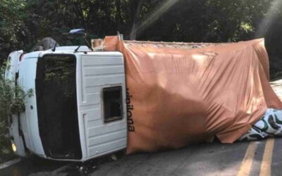 Caminhão bate em guard rail e tomba na Serra da Alegria em Rio Verde de MT