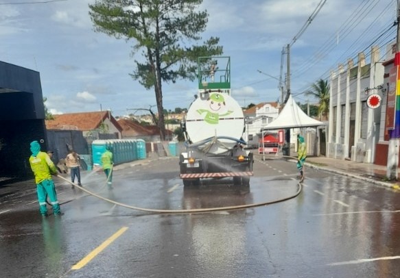No Carnaval, Prefeitura mantém serviços de tapa-buracos e recolhe quase 10 toneladas de lixo na Esplanada e Praça do Papa