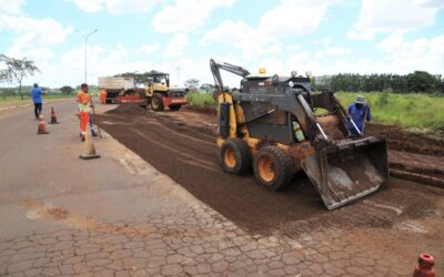 Prefeitura executa reparos na Duque de Caxias para melhorar condições de tráfego na região do Polo Empresarial Oeste