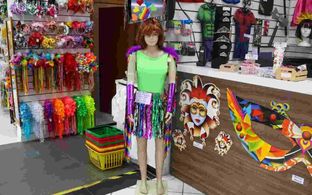 Com acessórios a partir de R$ 9, comércio espera pico de vendas na véspera de Carnaval