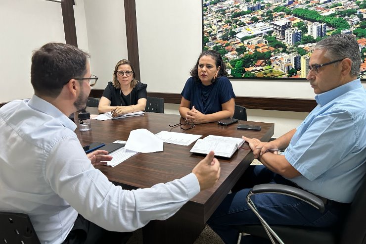 Gleice se reúne com representantes da Educação para discutir falhas da municipalização