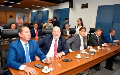 Deputados fazem mediação com governo para atender servidores estaduais