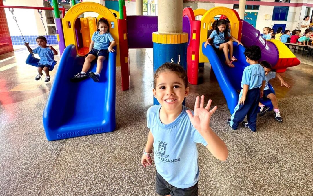Alunos da REME comemoram a chegada dos novos parquinhos