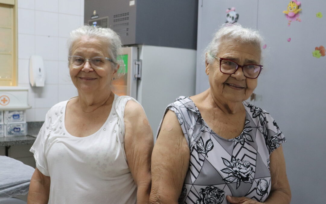 Idosos dão exemplo e garantem proteção no primeiro dia da campanha de vacinação contra a Gripe