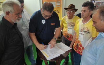 Prefeitura assina Termo de Permissão de Uso com Associação dos Produtores de Mel Dourados