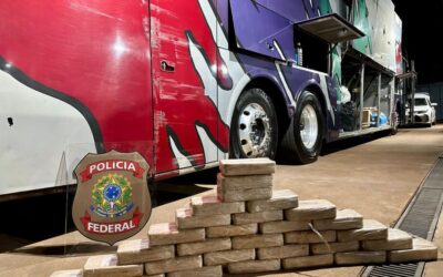 Agentes da Polícia Federal encontram cocaína e produtos eletrônicos escondidos em ônibus