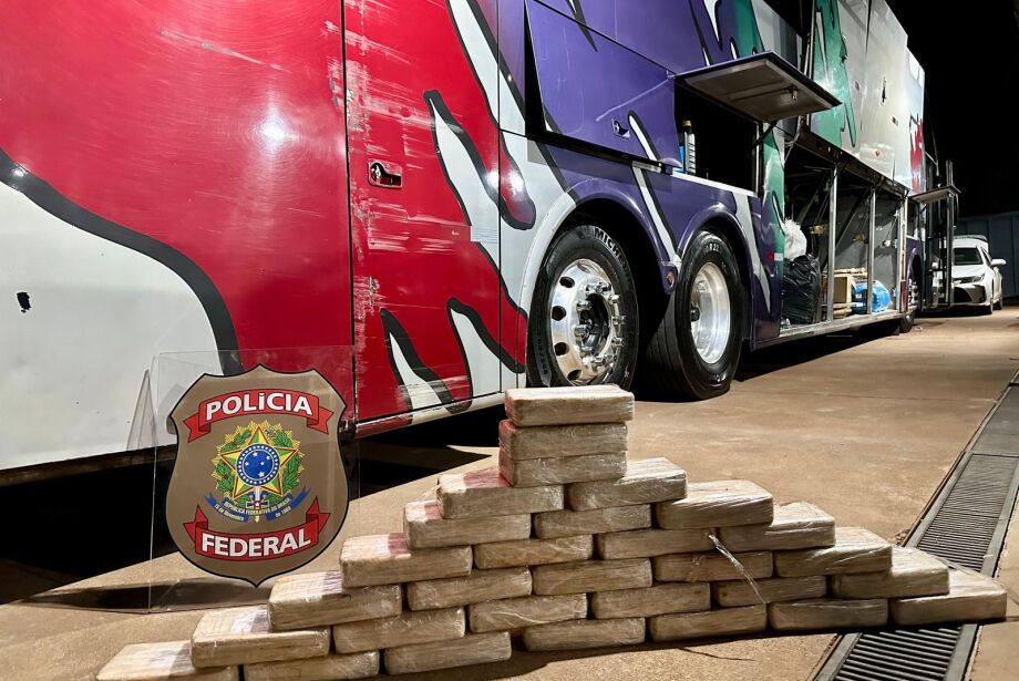 Agentes da Polícia Federal encontram cocaína e produtos eletrônicos escondidos em ônibus