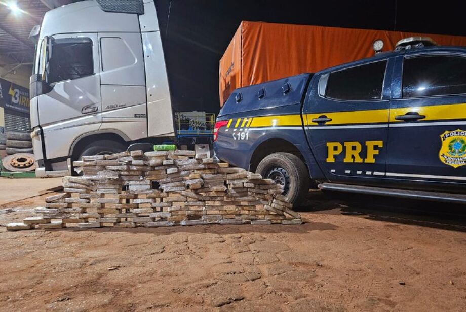 Em duas operações, PRF apreende 240 quilos de pasta base de cocaína escondidos em caminhões