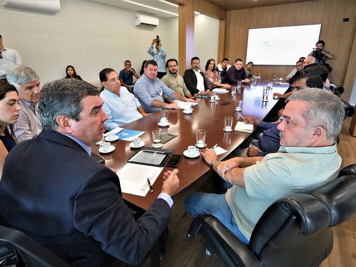 Vander e Riedel fecham acordo para melhorar fornecimento de água em oito aldeias de MS