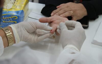 Com objetivo de atrair público-alvo, campanha oferece voucher de R$ 50 para quem fizer teste de HIV