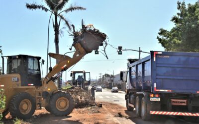 Prefeitura realiza limpeza e remoção de resíduos na Av. Ernesto Geisel, às margens do córrego Anhanduí