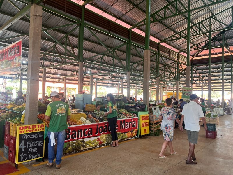 Feirantes são transferidos para novo espaço para início da obra de cobertura da Feira Livre “Prefeito João Totó Câmara”