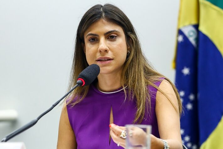 Camila Jara protocola lei federal do Pantanal