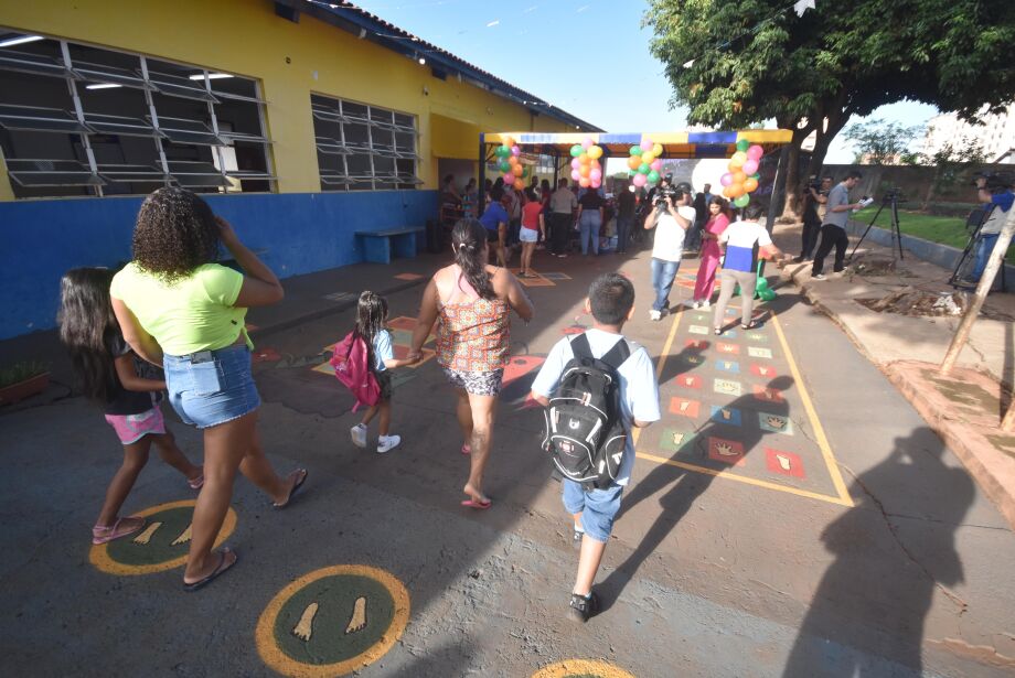 Prefeitura nomeia mais de 300 professores aprovados em concurso