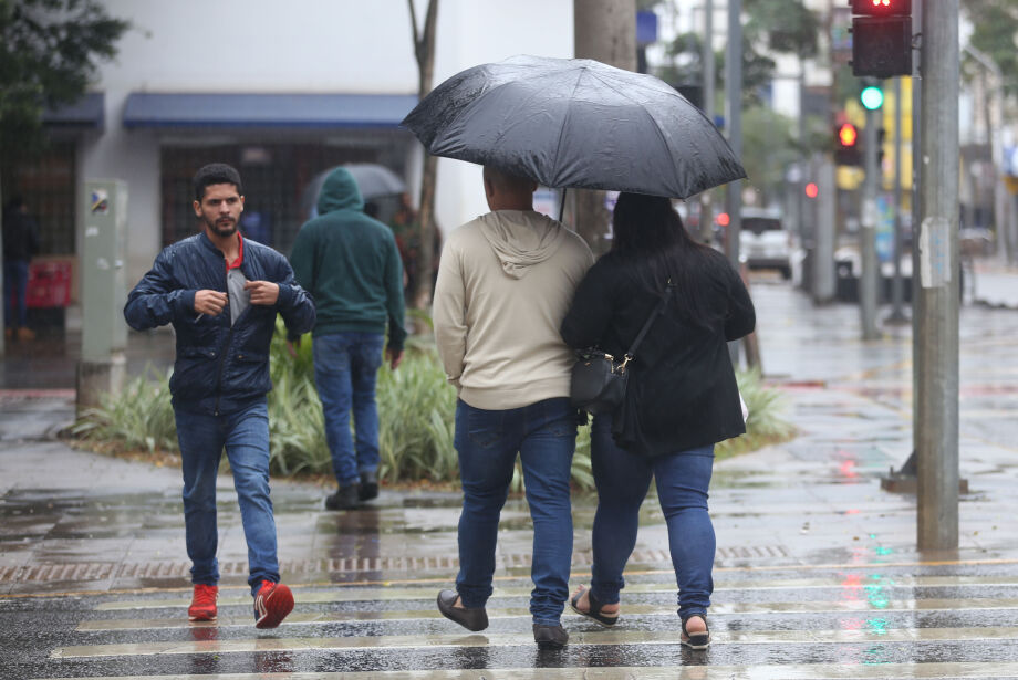 Temperatura cai a 13 graus e chuva chega na Capital