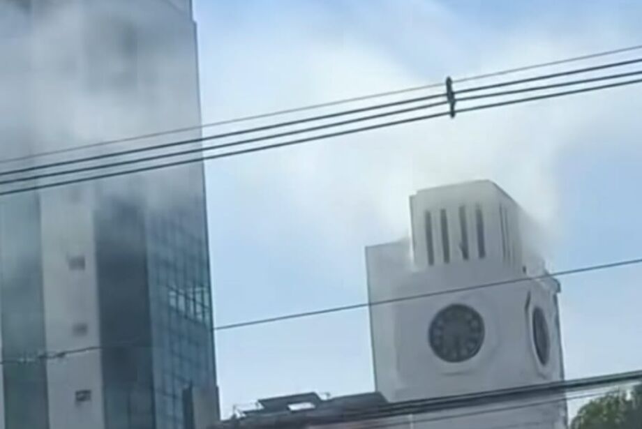 Relógio da Calógeras em Campo Grande é incendiado por morador de rua
