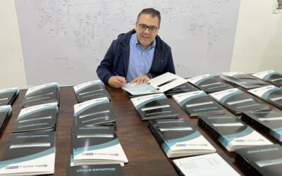 Prefeito Alan Guedes entrega títulos de imóveis para moradores do Vida Nova Cancha