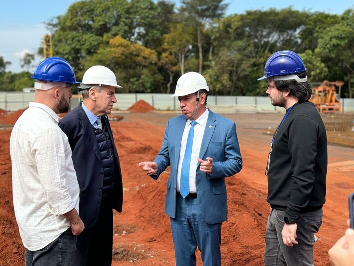 Gerson Claro e deputado Paulo Correa visitam obras do refeitório e novo estacionamento da ALEMS