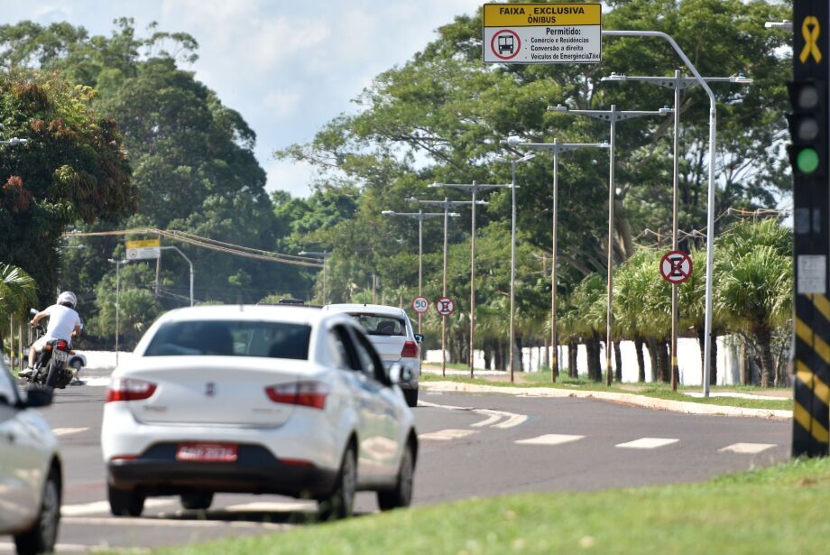 PM autua 331 veículos trafegando em faixa exclusiva em um dia