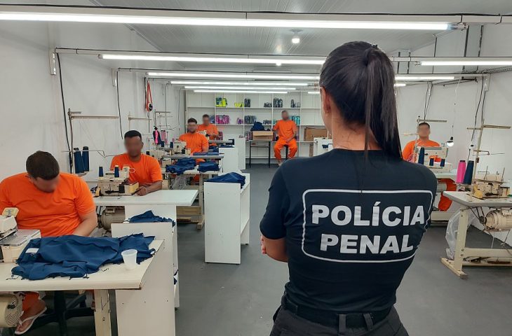 De moda fitness a uniformes: detentos atuam na indústria de confecção dentro de presídio em MS