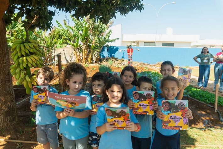 Emei Santa Emília recebe livros do projeto Pratinho Firmeza Brasil