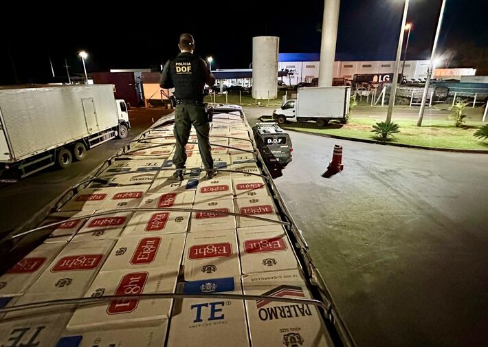 Polícia intercepta carreta com R$ 2,2 milhões em cigarros contrabandeados na fronteira