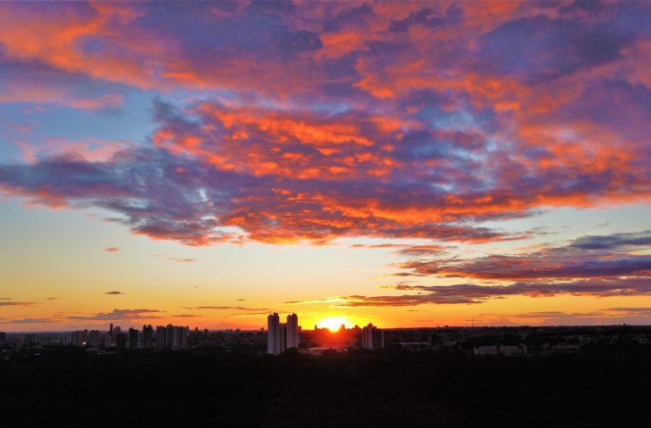 Semana começa com tempo seco e temperaturas altas, mas há previsão de breve frente fria sem chuvas