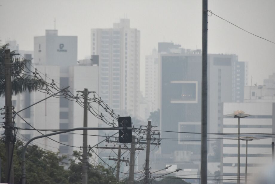 Fumaça tóxica de queimadas pode tomar céu de Campo Grande