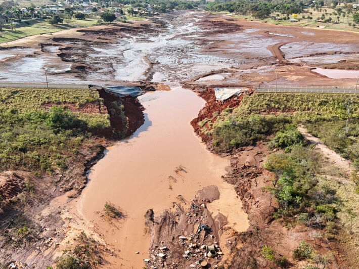 Justiça bloqueia R$ 35 mi de responsáveis pelo rompimento de barragem