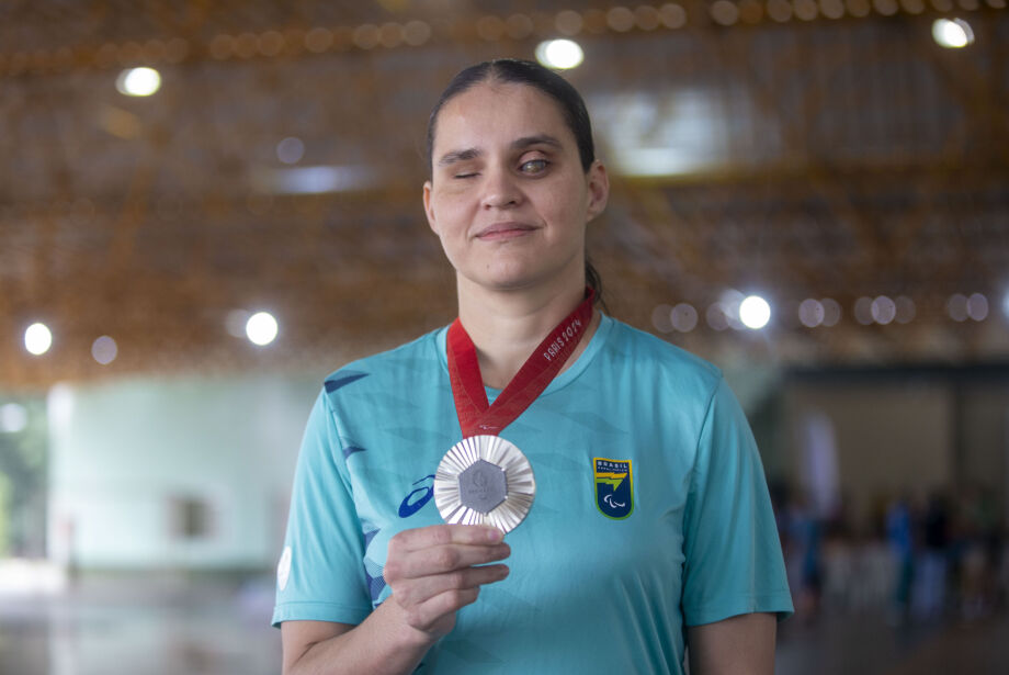 Lesionada, Érika alcançou a inédita medalha de prata