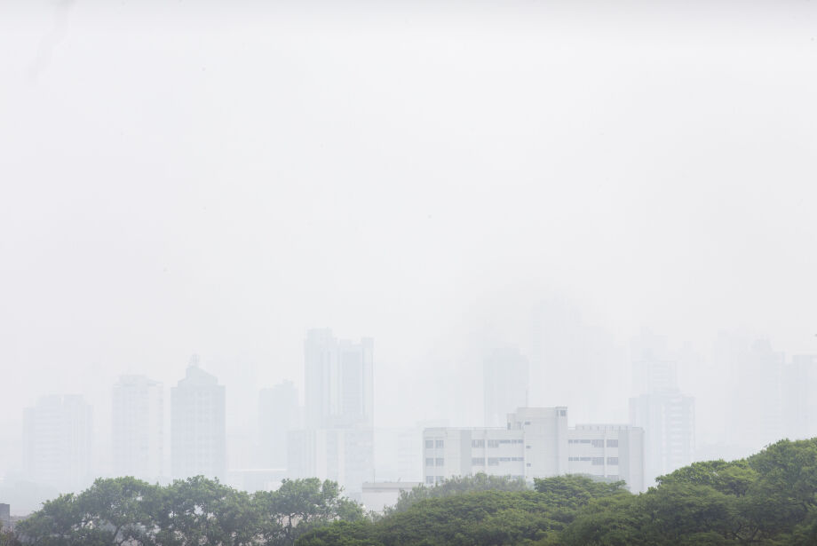 Campo Grande amanhece encoberta por fumaça e com calor de 30ºC