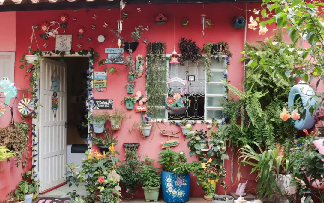 Decoração cheia de ‘Vita’ tem flores e detalhes que a tornam única em vilinha igual de casas em MS