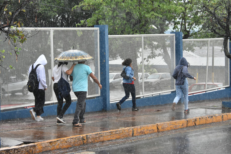 Presença de inscritos no Enem cresce em relação a 2023 e chega a 73%, diz MEC