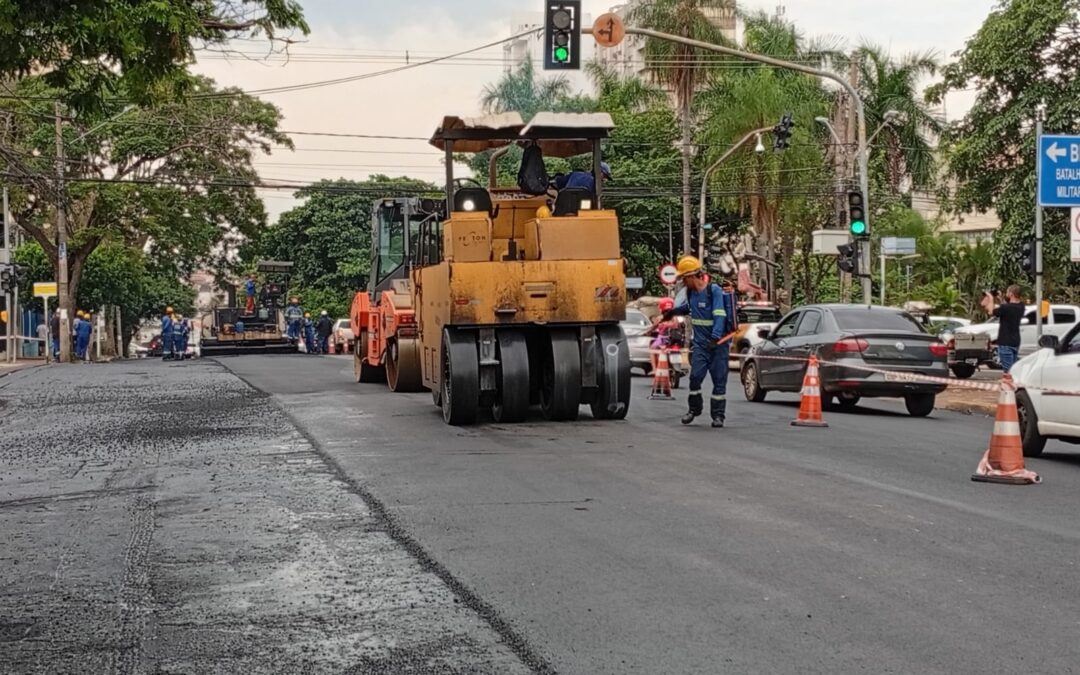 Prefeitura avança no recapeamento e entrega quase 10 km de asfalto novo no centro e bairros