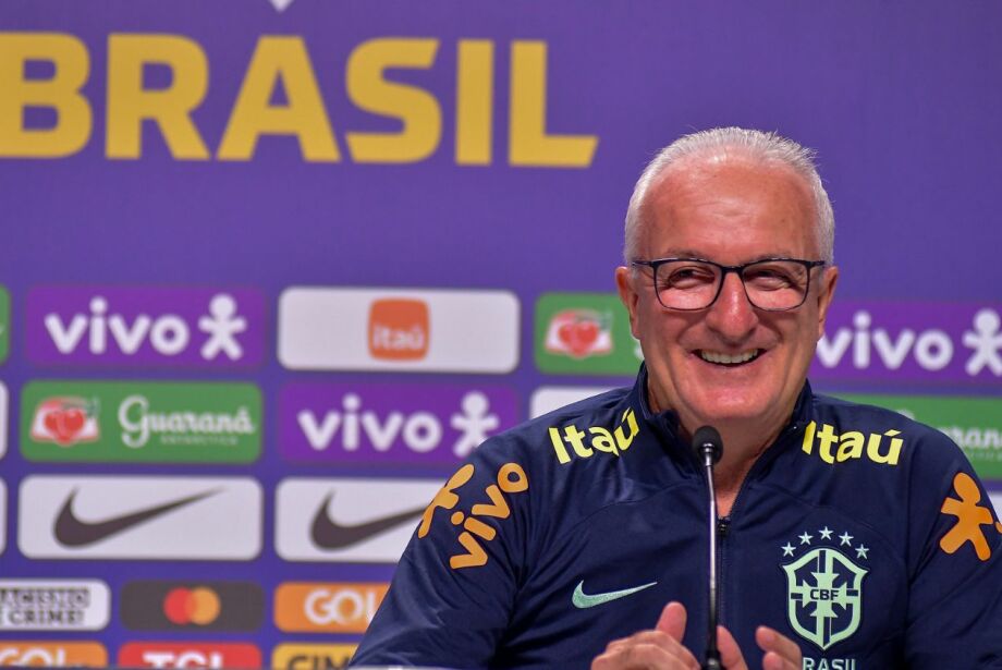 Dorival chama laterais Alex Telles e Dodô para jogo da seleção contra o Uruguai