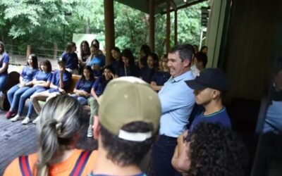 No Parque dos Poderes, Riedel recebe estudantes de Paranhos para aulão sobre política
