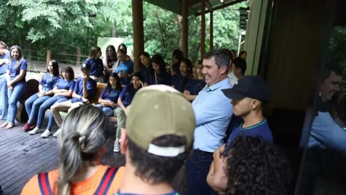 No Parque dos Poderes, Riedel recebe estudantes de Paranhos para aulão sobre política