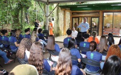 Para encerrar projeto sobre educação política, governador recebe alunos de escola estadual de Paranhos