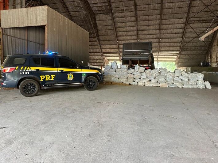 PRF apreende quase 2 toneladas de maconha em carga de milho em MS