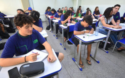 Proibição de celulares nas escolas fica para o 2º semestre de 2025