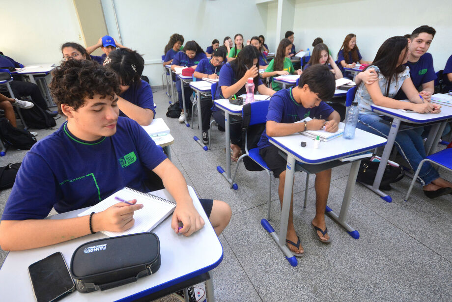 Proibição de celulares nas escolas fica para o 2º semestre de 2025