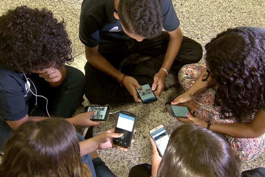 Senado aprova proibição de celular nas escolas; medida por valer para 2025