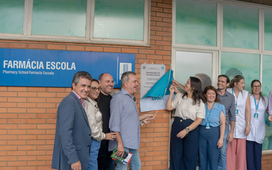 Vereador Landmark descerra placa de revitalização da Farmácia Escola da UFMS