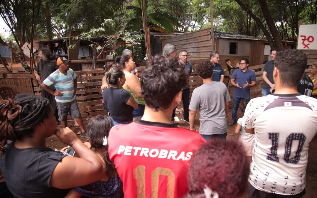 Vereadores visitam comunidade Cidade dos Anjos para ajudar moradores