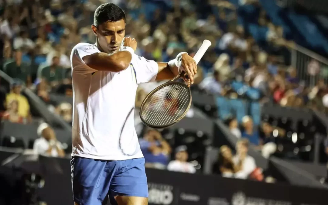 Monteiro leva virada de qualifier, quebra raquete e é eliminado nas oitavas do Rio Open