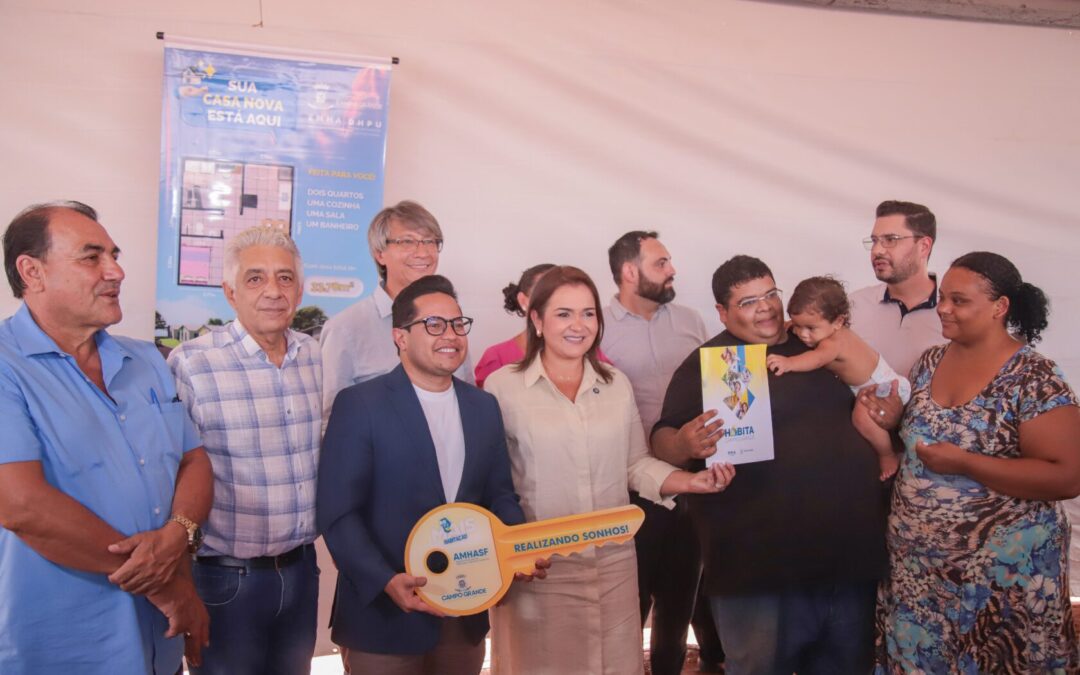 Presidente Papy entrega casas na Comunidade Mandela, ao lado da prefeita Adriane