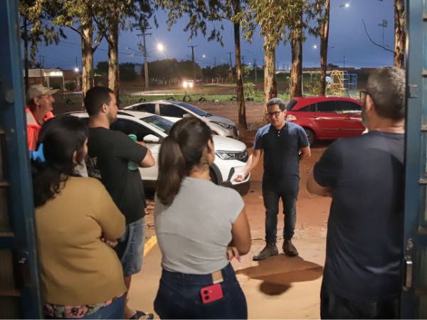 Papy visita moradores do Riviera Park que reivindicam linha de ônibus e asfalto
