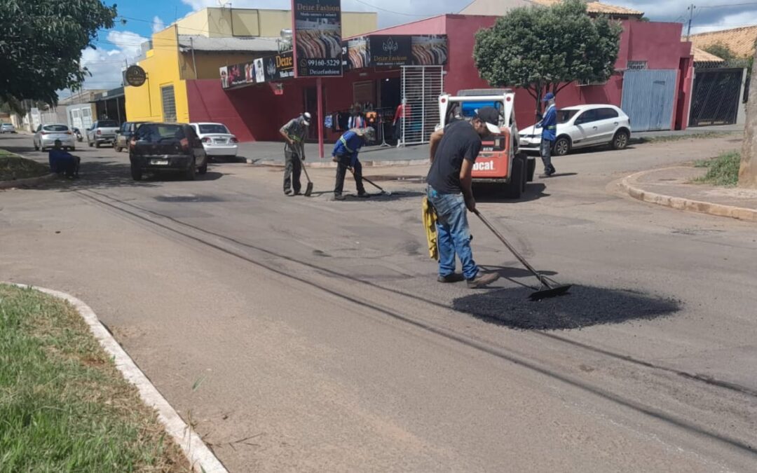 Prefeitura intensifica força-tarefa e retoma tapa-buracos no feriado, aproveitando trégua da chuva
