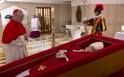 Vaticano divulga primeiras imagens de Papa Francisco no caixão