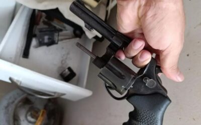 Idoso é esfaqueado no pescoço e tem arma roubada de dentro de residência em Rio Verde